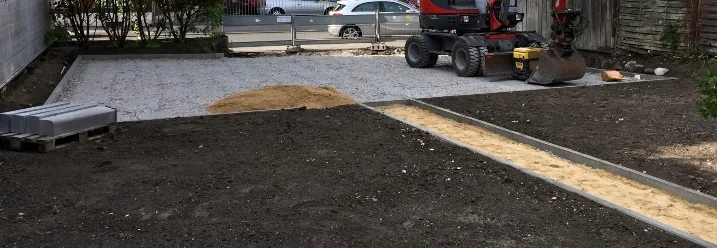 Gartenarbeit mit einem Minibagger
